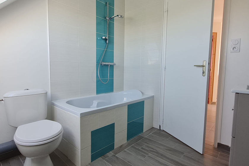 A louer, dans le bourg de MOHON, maison 4 chambres - Photo 12